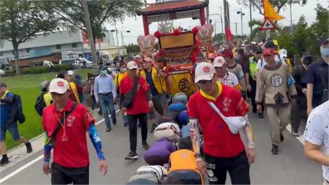 大甲媽八人抬轎如「貴婦出巡」　死忠鐵粉相隨