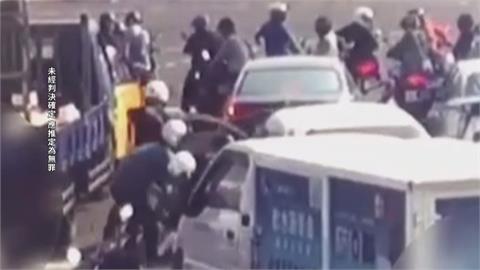 發現車主是通緝犯　高雄警趁停紅燈車陣中包抄逮人