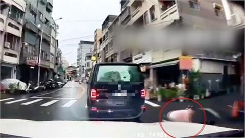 行人驚魂！ 女子撐傘過馬路疑遭車輛撞擊倒地