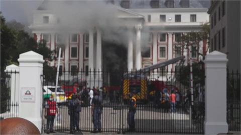 損失慘重！南非國會大火屋頂崩塌　嫌犯被逮