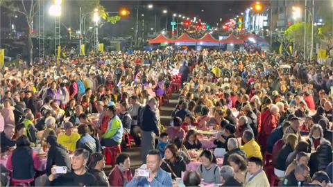 寒冬送暖！嘉邑行善團開席百桌　邀弱勢民眾圍爐、發紅包