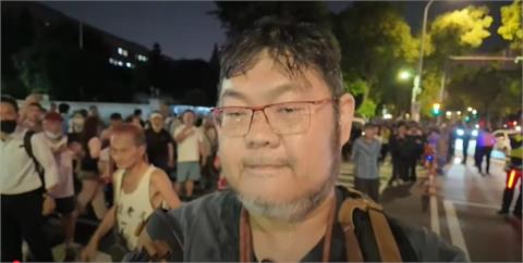 快新聞／藍營衝北檢群眾瀕臨失控　網紅「四叉貓」被群眾包圍、潑水、丟水瓶