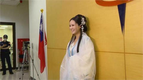 槓上佀廣洋！JKF女模改名登記參選市議員，桃園市選委會最新直擊。（圖／民視新聞）