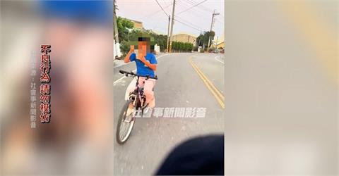 玩命？放手騎腳踏車邊吃泡麵　警方要開罰！網友大酸：想看吃火鍋