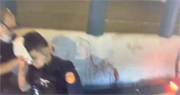 驚悚！警遭通緝犯猛撞血濺分隔島　學弟心急喊：學長你還可以嗎？