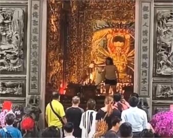 獨家／竹林山觀音寺失控片　女激動爬上神桌吼叫！信眾全看傻