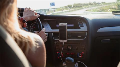 女友要求借車跑業務遭拒怒批「5字」情勒！網看不下去：講不聽就分手