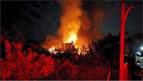 台中暗夜大火！鐵皮工寮燒成火炬　嚇壞目擊民眾