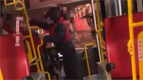 誇張！嫌公車司機開車技術差　8旬男「拳打腳踢」全被拍