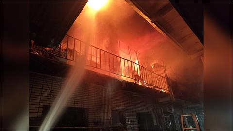 台中烏日深夜大火「延燒12戶」！一女遭重物壓住罹難