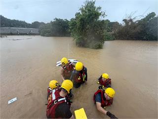 新竹縣大雨BMW女駕駛遭滅頂身亡　翁巡農田失聯