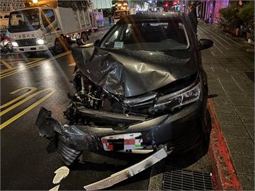 快新聞／北市多元計程車司機疑疲勞駕駛！衝撞路邊13輛汽機車　釀1人骨折
