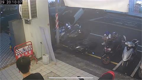 突撞路旁黑車！休旅車「四輪朝天」3輛機車慘遭波及