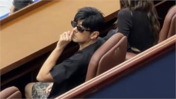 周杰倫新身份！獲頒「上海大師賽超級摯友」 攜妻觀賽比「噓」成全場焦點！