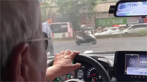 方向盤10點10分握法已落伍!日專家親揭長途「正確駕駛3姿勢」