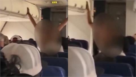 女子機艙內脫衣「全裸狂奔25分鐘」肉色畫面全被拍！連空服員都受害
