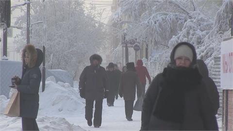 俄遠東地區低溫暴跌零下65度　滾燙熱水一灑出秒結冰