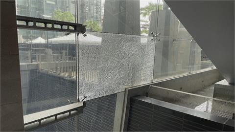 冷爆了？新北市府玻璃帷幕牆碎裂　緊急拉紅龍、紙張遮蓋處理
