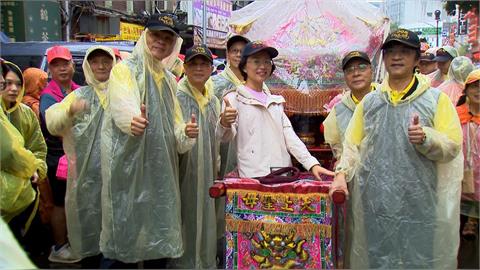 連三天參與白沙屯媽祖新北贊境　蘇巧慧風雨中抬轎前進