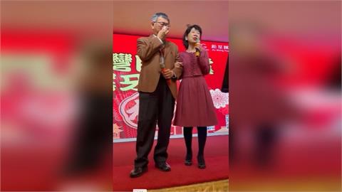 快新聞／柯文哲尾牙唱到「枷鎖」握拳頻拭淚　網友調侃：再28年就能解脫