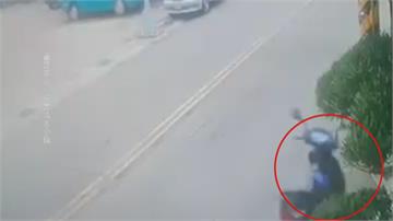 轎車欲左轉擦撞機車 騎士跌摔路口幽靈機車？兩輪離奇自駕50米