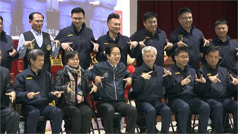 賴清德慰勉北市警頒加菜金　獲贈警手做客製化棒球