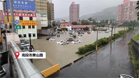 南投貓羅溪暴漲！　民眾車內睡到一半「水淹進車」