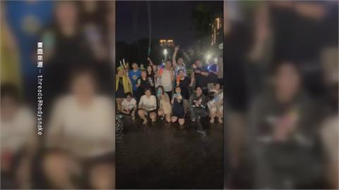 高雄民眾揪團「中央公園玩水槍」　上百人現身開戰成雨中奇景