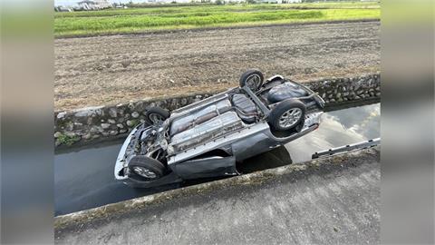 快新聞／翻進排水溝！宜蘭轎車酒駕失控　驚險畫面曝光