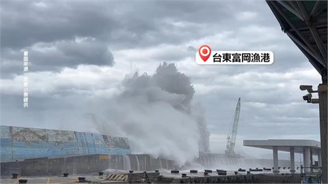 巨浪來襲！大吊車倒塌摔落海阻航道 離島物資中斷