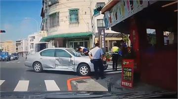 救護車十字路口遭撞 隨車警消受傷也送醫