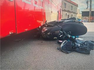 【有片】迴轉釀禍！蘆竹大客車、機車相撞 男騎士骨折送醫