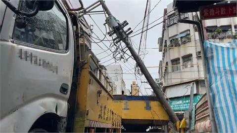怪手迴轉不慎「撞斷電桿」直擊畫面曝！　宜蘭羅東350戶停電