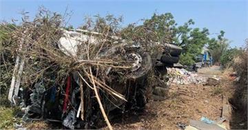 輪胎瞬間爆裂！國道1號聯結車失控翻落邊坡　驚險畫面如電影現場