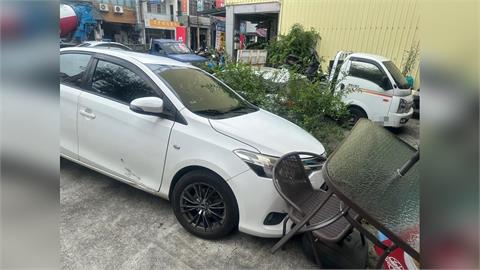超級衰！才剛坐下等飲料　男顧客被滑行汽車撞倒在地