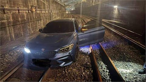 快新聞／大鬧台鐵！基隆1毒品嫌犯「駕車衝鐵軌」致火車中斷　通勤族全遲到