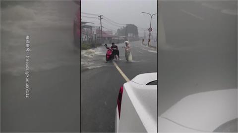 豪雨！旗山雜貨店整間泡水　高雄多地釀災應變中心三級開設