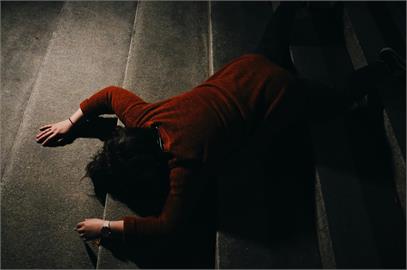 噁男見妻子閨密喝醉！不顧老婆在家「硬闖房間侵犯」逞獸慾下場曝光