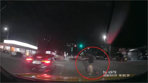 台中北屯區電動滑板車路中央「突然停格」　後車驚險閃人差一秒撞上