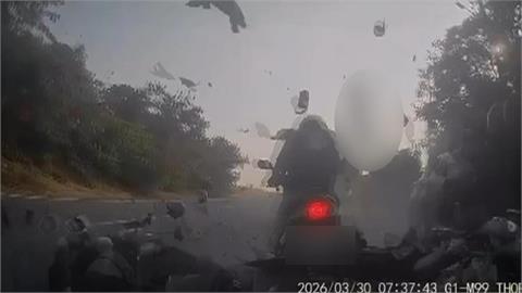 台南車禍1死7傷撞擊瞬間曝！　「汽車逆向撞機車群」1男不治