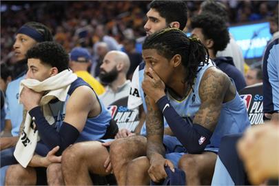 NBA(影)/怎麼發不進來?關鍵時刻灰熊發球失誤斷送勝利助勇士鎖定第7種子