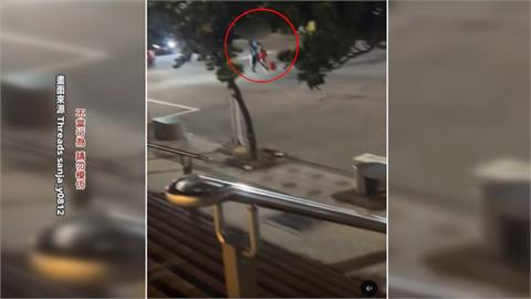 男子新竹馬路上亂丟三角錐　「扔了撿起來繼續扔」險砸騎士