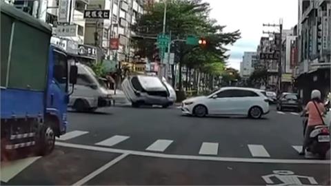 沙鹿這處行人庇護島又被撞 疑未注意撞翻車母子送醫無礙