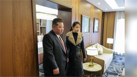 金正恩寵女如戀人！父女「貼身親暱照」罕見曝光⋯北韓人民冒死批：令人作嘔