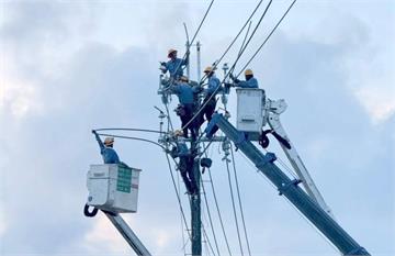 台電工人遭電擊搶救中　傷者父親責問：為什麼我兒子搶修還通電？