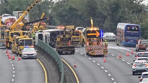 快新聞／國3驚魂！2輛大貨車猛撞　一家3口受困「孕婦」驚險逃生