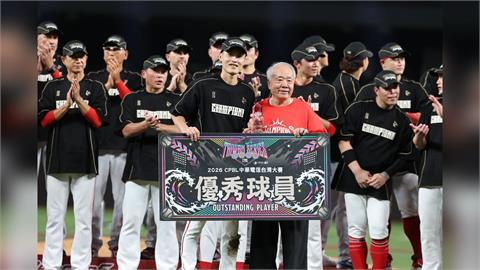 中職(影)／張政禹「優秀球員結算畫面」嗨唱《做你的格》！萬人笑翻、春風也留言了