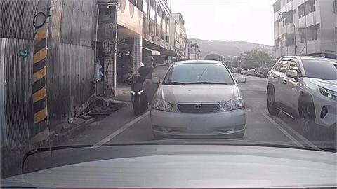 轎車停路中...乘客"開門殺"擊落！騎士噴飛摔水溝