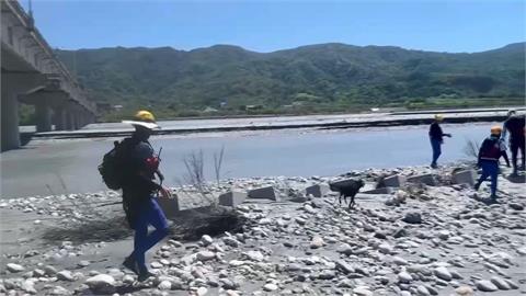 死裡逃生！　光復鄉民「與友手牽手渡洪水」　　兩人背對背緊靠柱子躲一劫