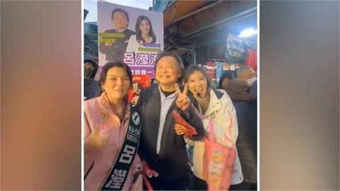 陪子弟兵掃街巧遇藍營新人　　王世堅大氣幫加油打氣